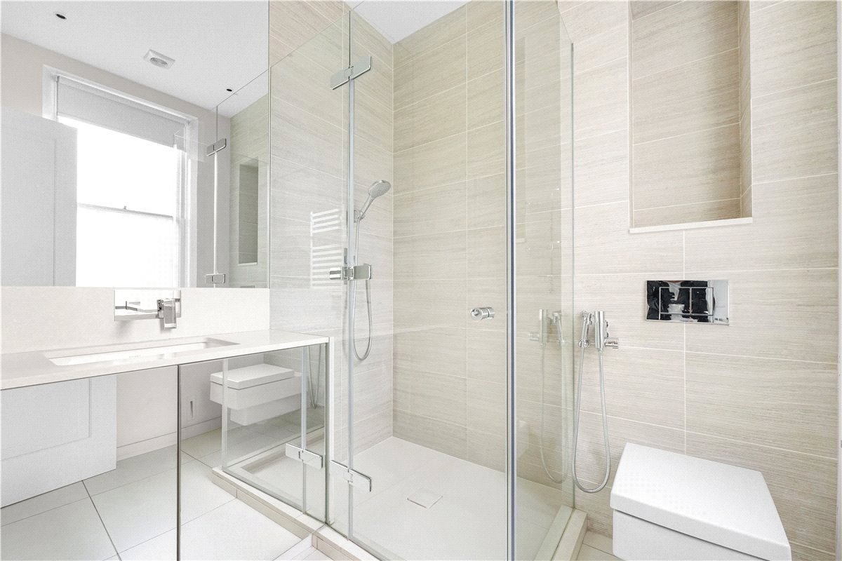 4 bedroom flat, Wynnstay Gardens, Kensington W8 - Available