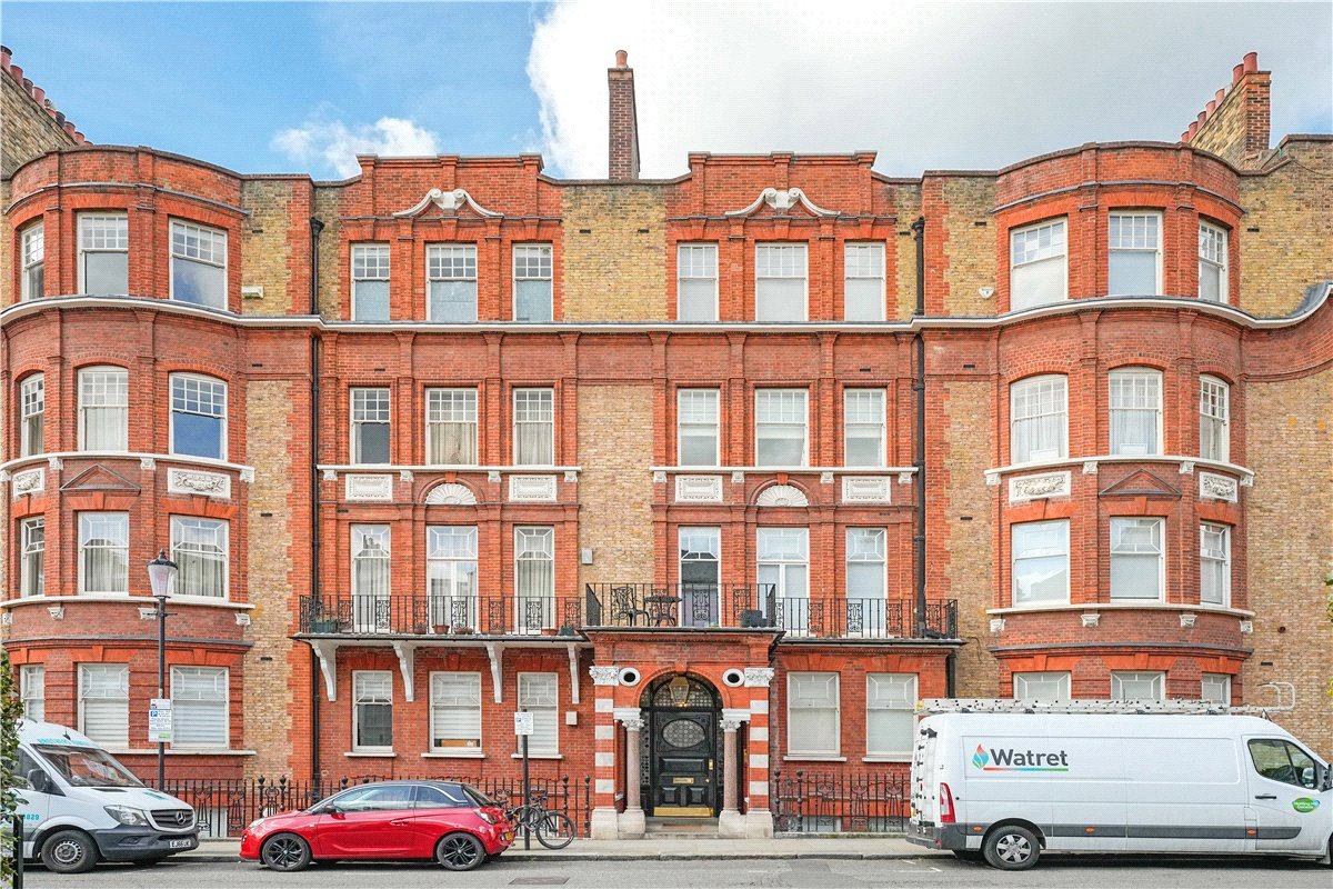 4 bedroom flat, Wynnstay Gardens, Kensington W8 - Available