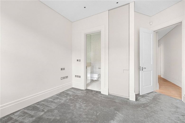 4 bedroom flat, Wynnstay Gardens, Kensington W8 - Available