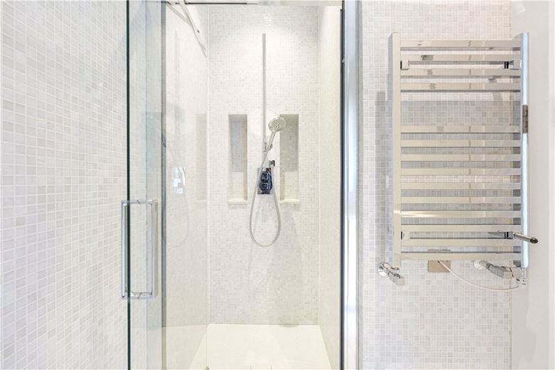 4 bedroom flat, Wynnstay Gardens, Kensington W8 - Available