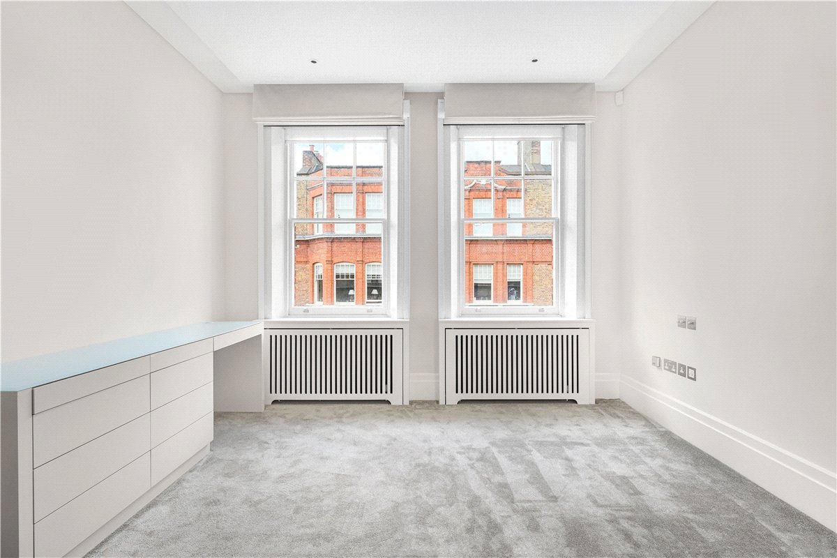 4 bedroom flat, Wynnstay Gardens, Kensington W8 - Available