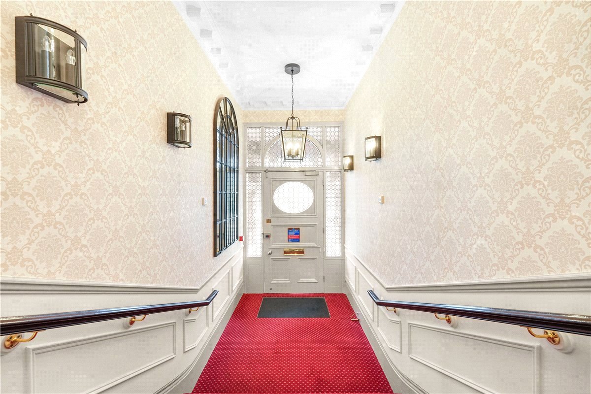 4 bedroom flat, Wynnstay Gardens, Kensington W8 - Available