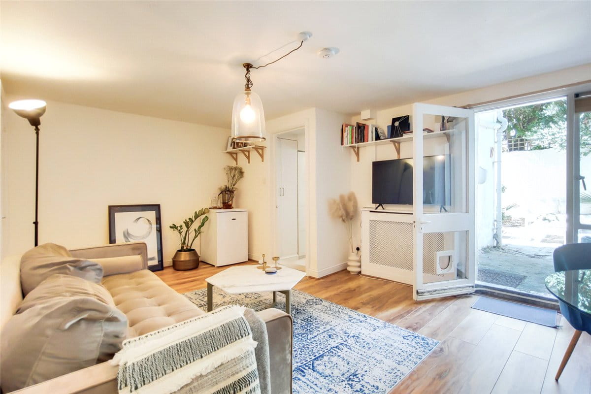 2 bedroom flat, Moorhouse Road, Notting Hill W2 - Available