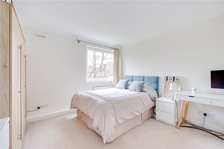 3 bedroom flat, Melbury Road, Holland Park W14