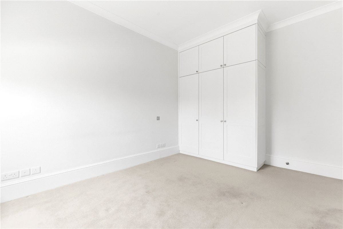 3 bedroom flat, Addison Road, Holland Park W14 - Available