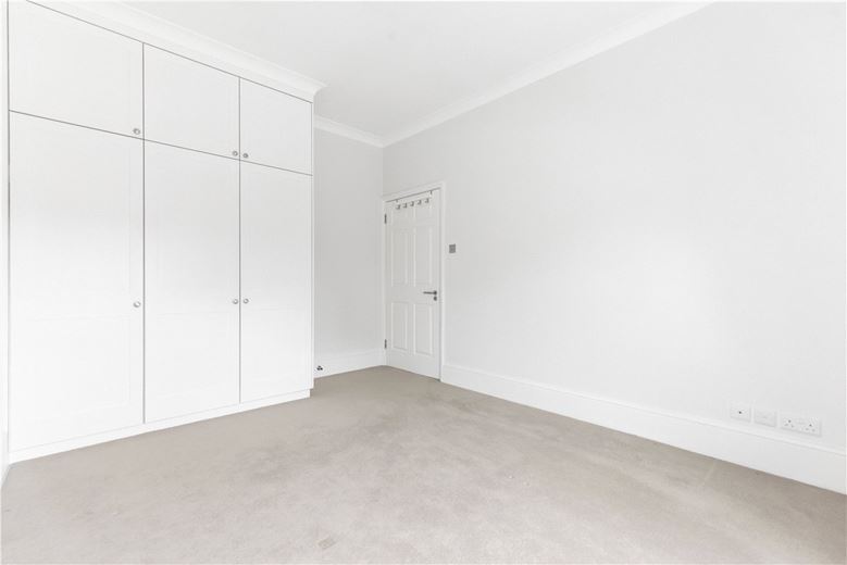 3 bedroom flat, Addison Road, Holland Park W14 - Available