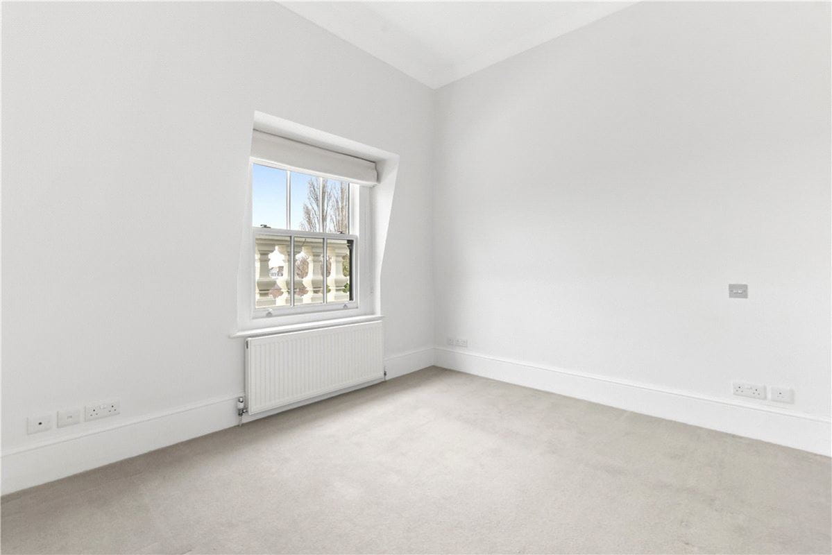3 bedroom flat, Addison Road, Holland Park W14 - Available