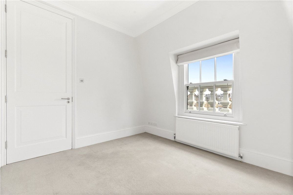 3 bedroom flat, Addison Road, Holland Park W14 - Available