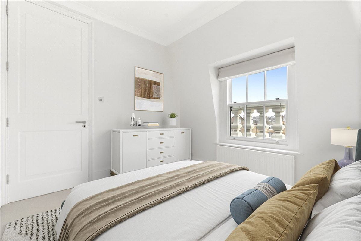 3 bedroom flat, Addison Road, Holland Park W14 - Available