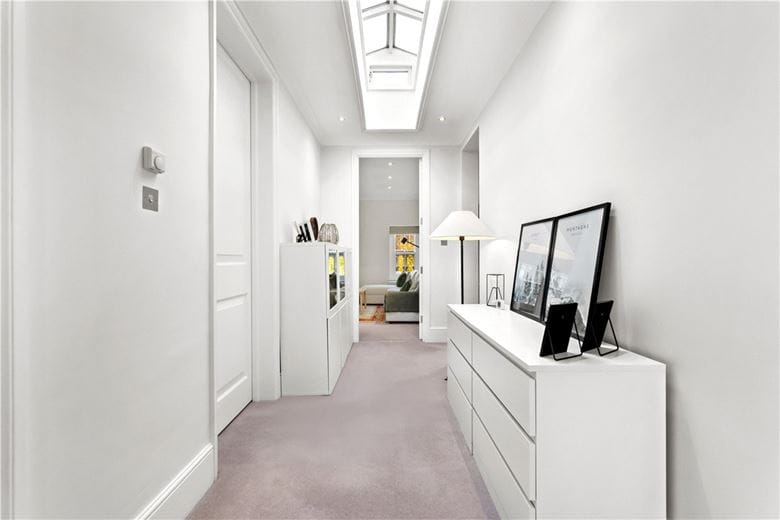 3 bedroom flat, Addison Road, Holland Park W14 - Available