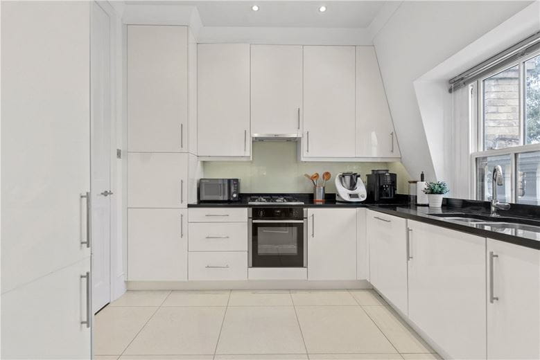 3 bedroom flat, Addison Road, Holland Park W14 - Available
