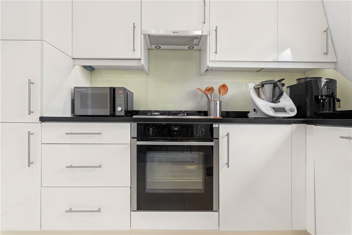 3 bedroom flat, Addison Road, Holland Park W14 - Available