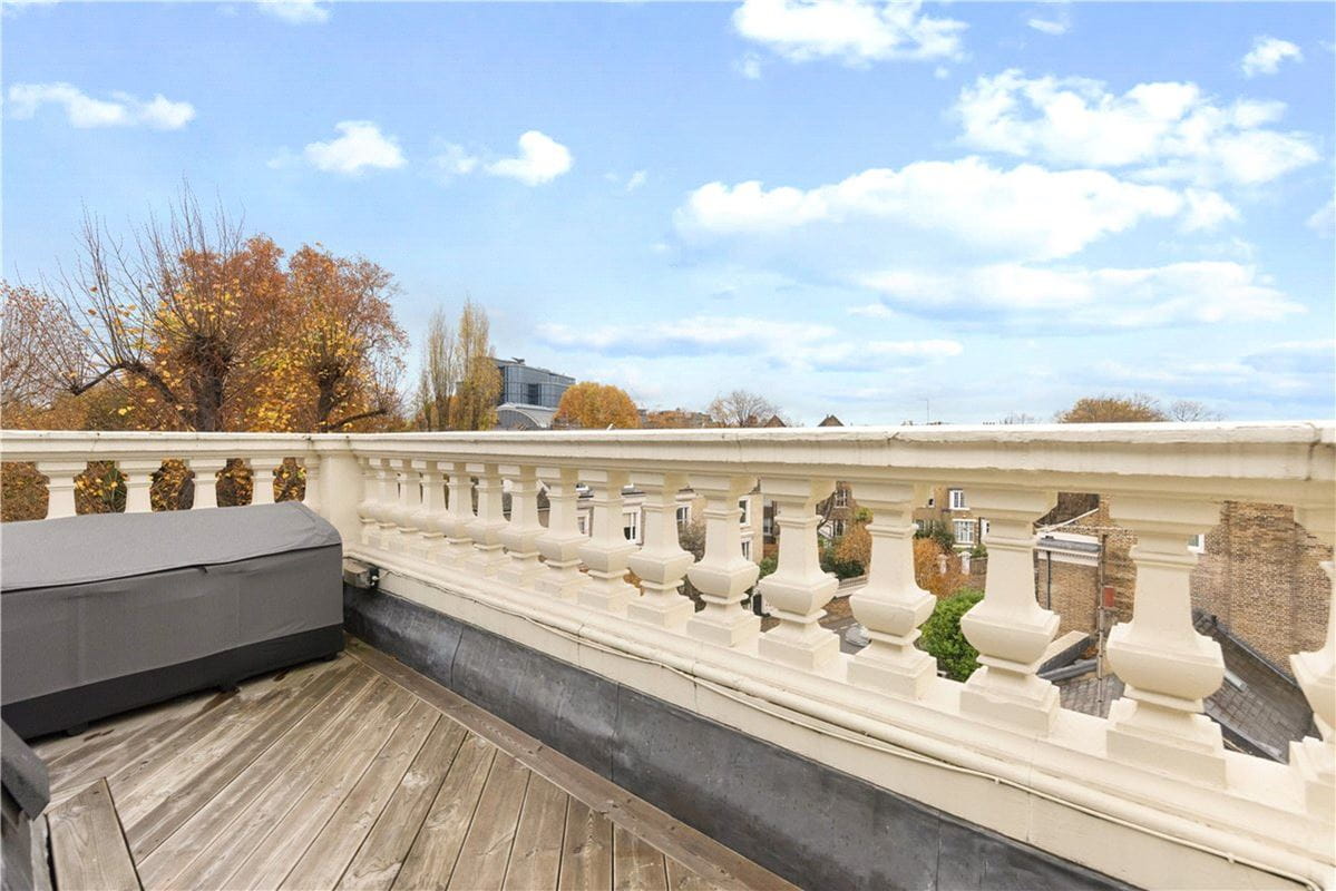 3 bedroom flat, Addison Road, Holland Park W14 - Available