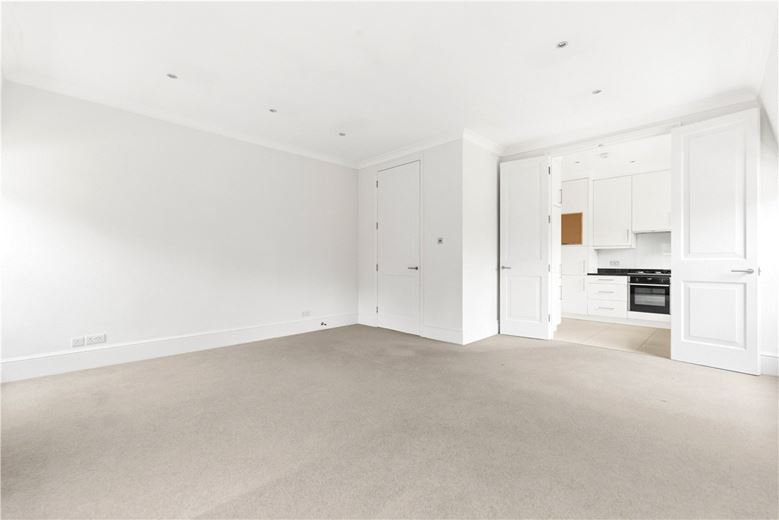3 bedroom flat, Addison Road, Holland Park W14 - Available