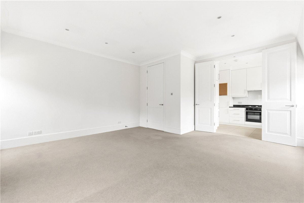 3 bedroom flat, Addison Road, Holland Park W14 - Available