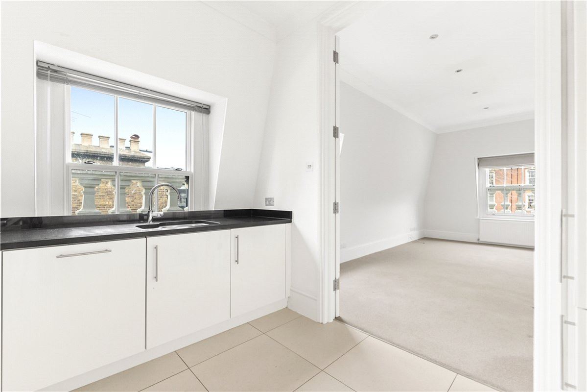 3 bedroom flat, Addison Road, Holland Park W14 - Available