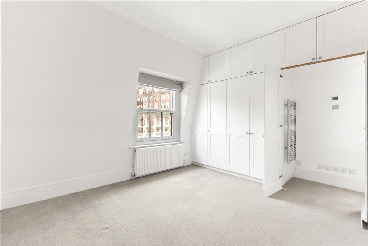 3 bedroom flat, Addison Road, Holland Park W14 - Available
