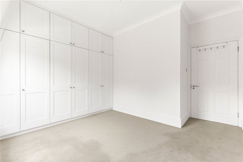 3 bedroom flat, Addison Road, Holland Park W14 - Available