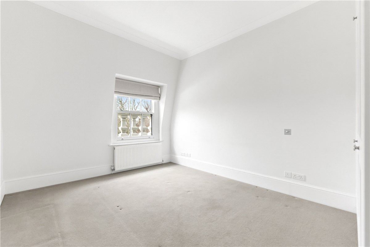 3 bedroom flat, Addison Road, Holland Park W14 - Available
