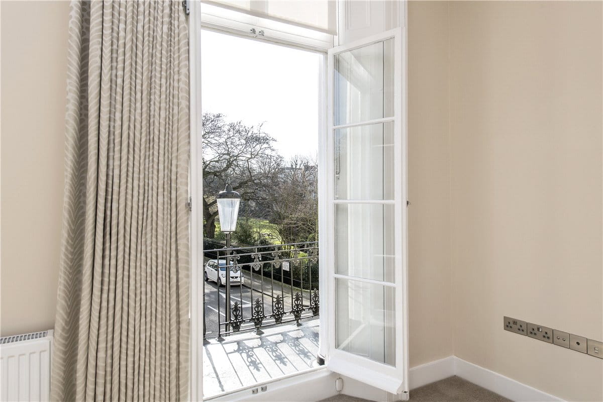 1 bedroom flat, Norland Square, Holland Park W11 - Let Agreed