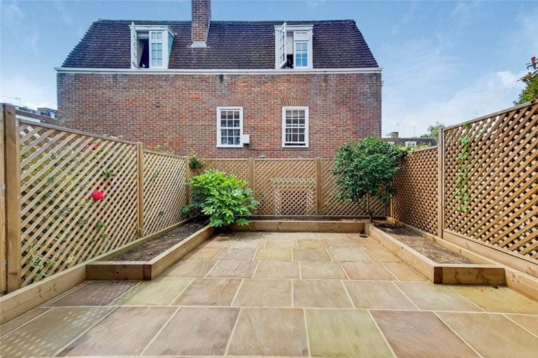 3 bedroom house, Abbotsbury Road, Holland Park W14 - Available