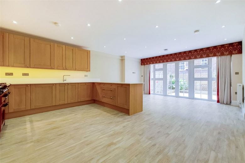 3 bedroom house, Abbotsbury Road, Holland Park W14 - Available