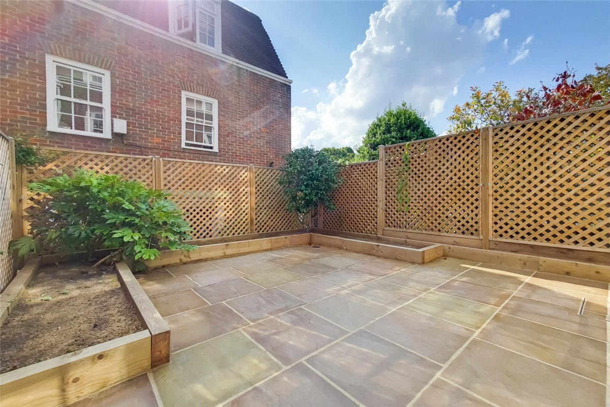 3 bedroom house, Abbotsbury Road, Holland Park W14 - Available