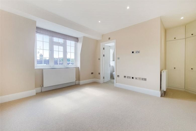 3 bedroom house, Abbotsbury Road, Holland Park W14 - Available