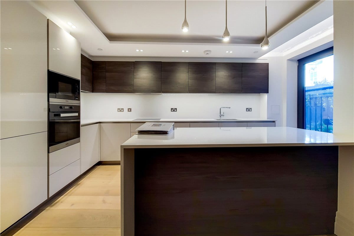 2 bedroom flat, Kensington Gardens Square, London W2 - Available