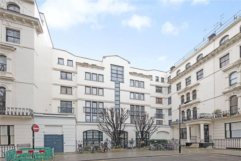 2 bedroom flat, Kensington Gardens Square, London W2 - Available