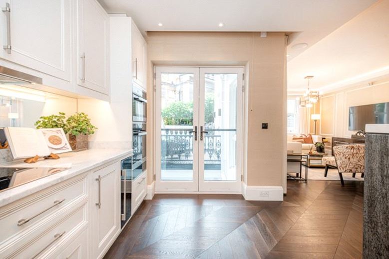 3 bedroom flat, Prince of Wales Terrace, London W8 - Available