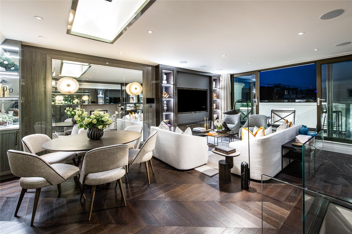 3 bedroom flat, Prince of Wales Terrace, London W8 - Available