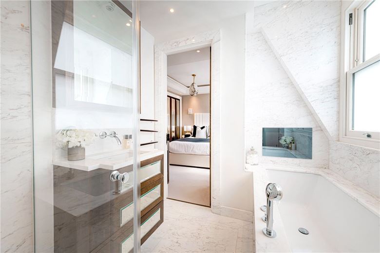 3 bedroom flat, Prince of Wales Terrace, London W8 - Available