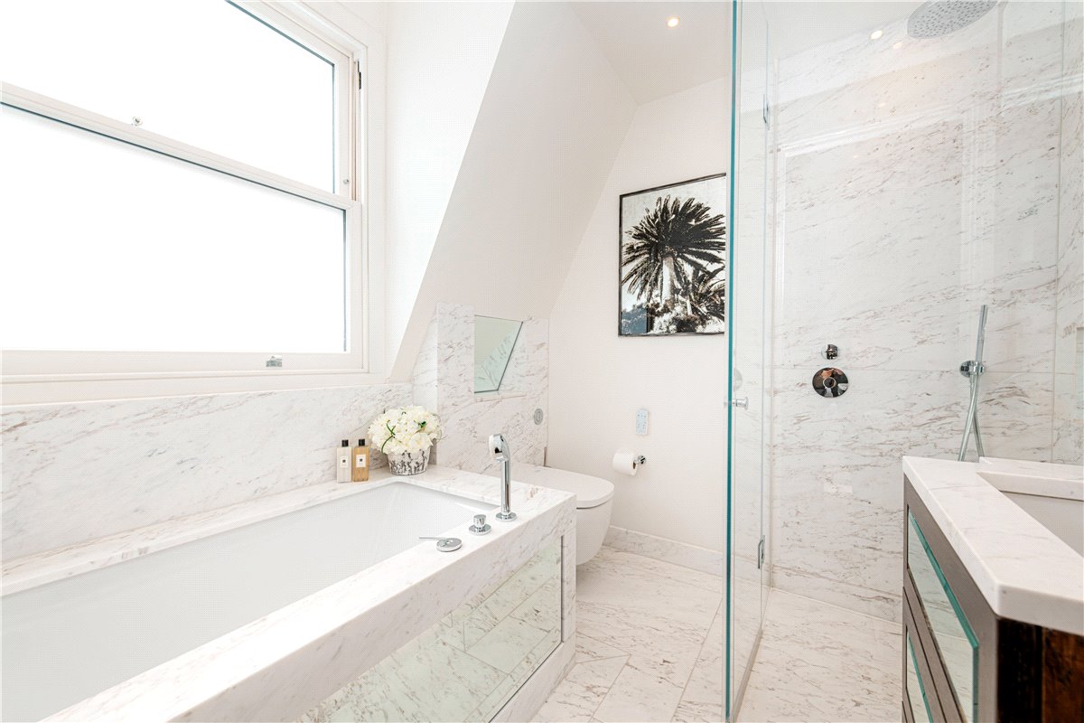 3 bedroom flat, Prince of Wales Terrace, London W8 - Available