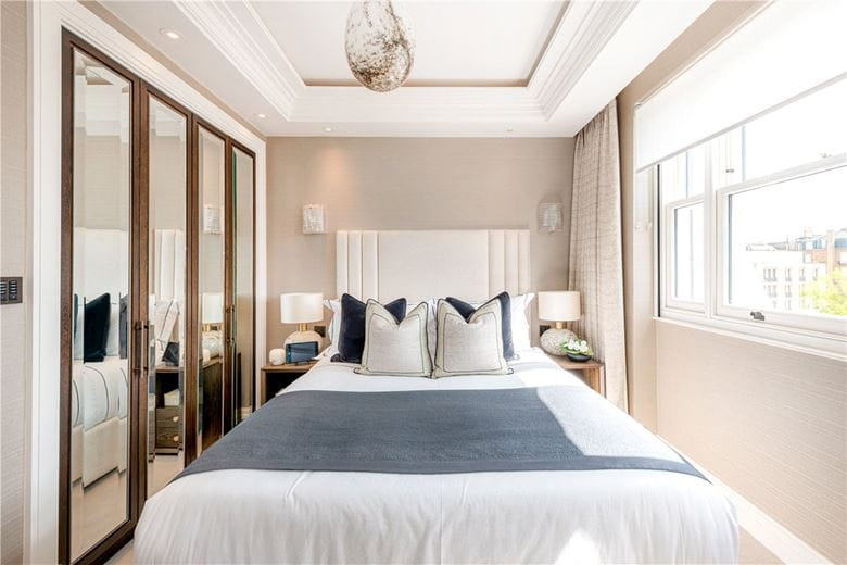 3 bedroom flat, Prince of Wales Terrace, London W8 - Available