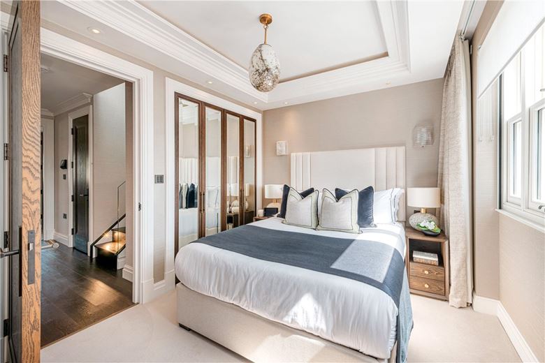 3 bedroom flat, Prince of Wales Terrace, London W8 - Available