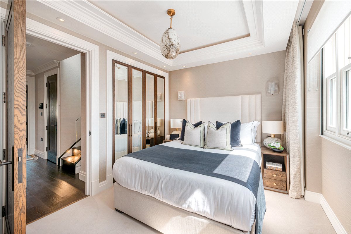 3 bedroom flat, Prince of Wales Terrace, London W8 - Available