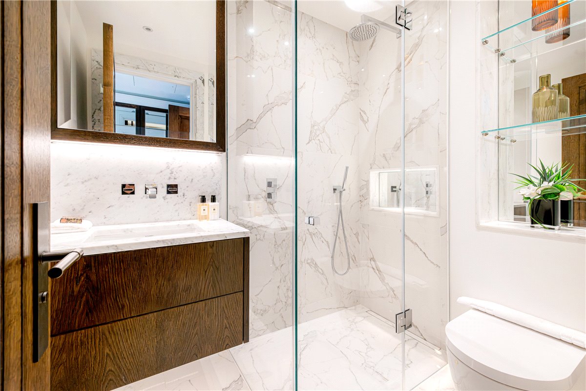 3 bedroom flat, Prince of Wales Terrace, London W8 - Available