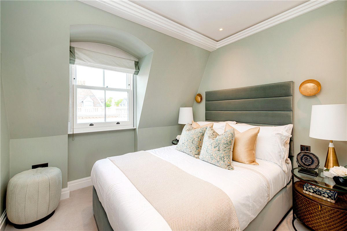 3 bedroom flat, Prince of Wales Terrace, London W8 - Available