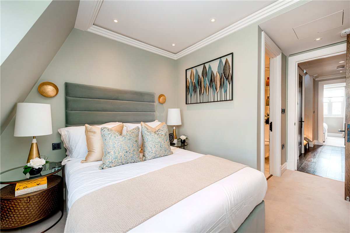 3 bedroom flat, Prince of Wales Terrace, London W8 - Available