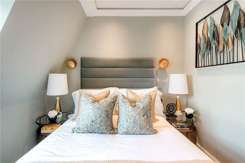 3 bedroom flat, Prince of Wales Terrace, London W8 - Available