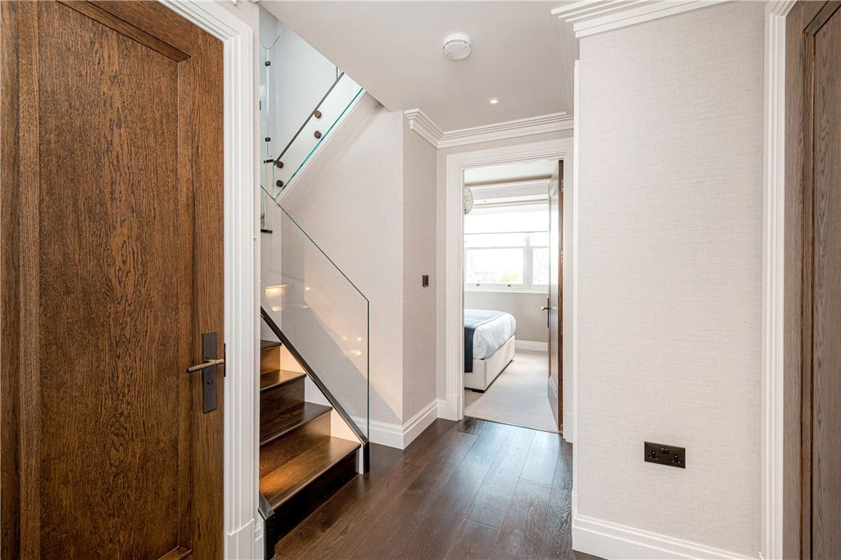 3 bedroom flat, Prince of Wales Terrace, London W8 - Available