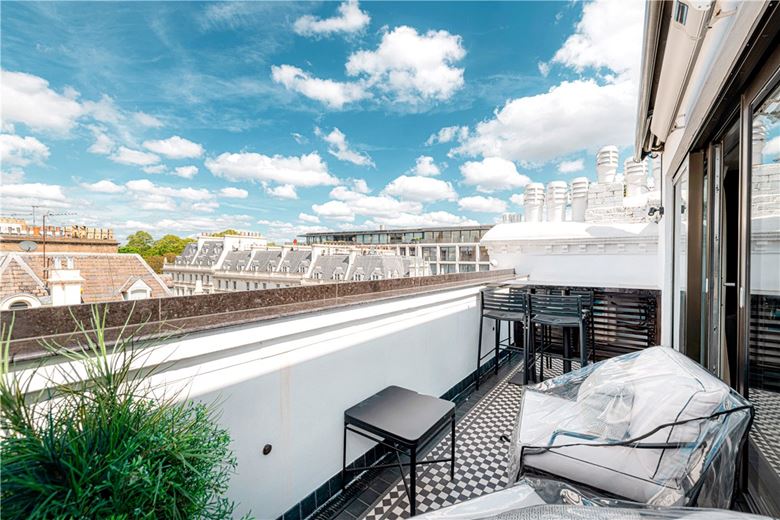 3 bedroom flat, Prince of Wales Terrace, London W8 - Available