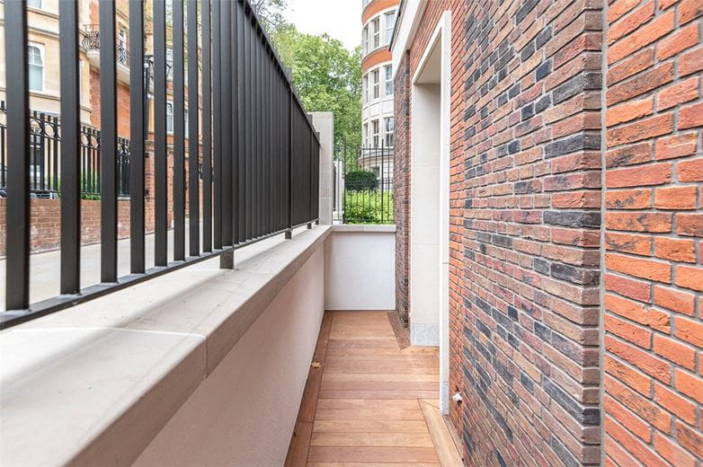 1 bedroom flat, Lancer Square, London W8 - Available