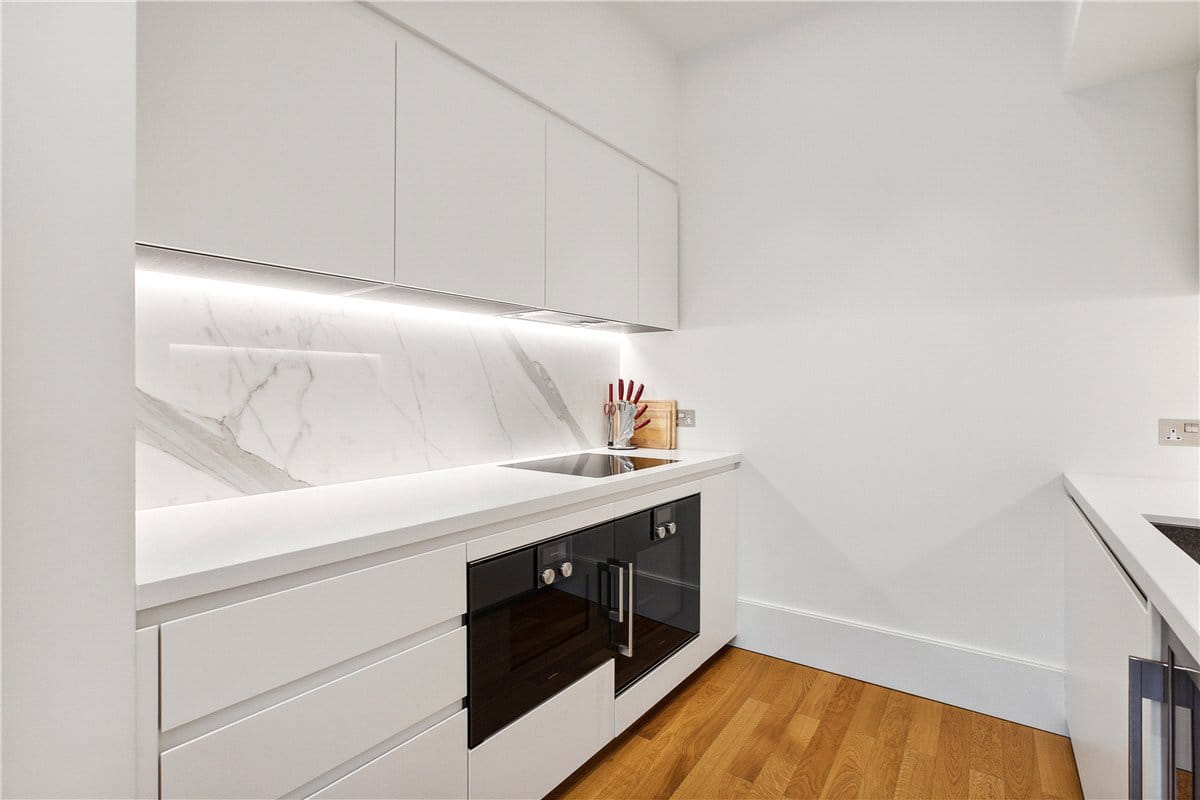 1 bedroom flat, Lancer Square, London W8 - Available