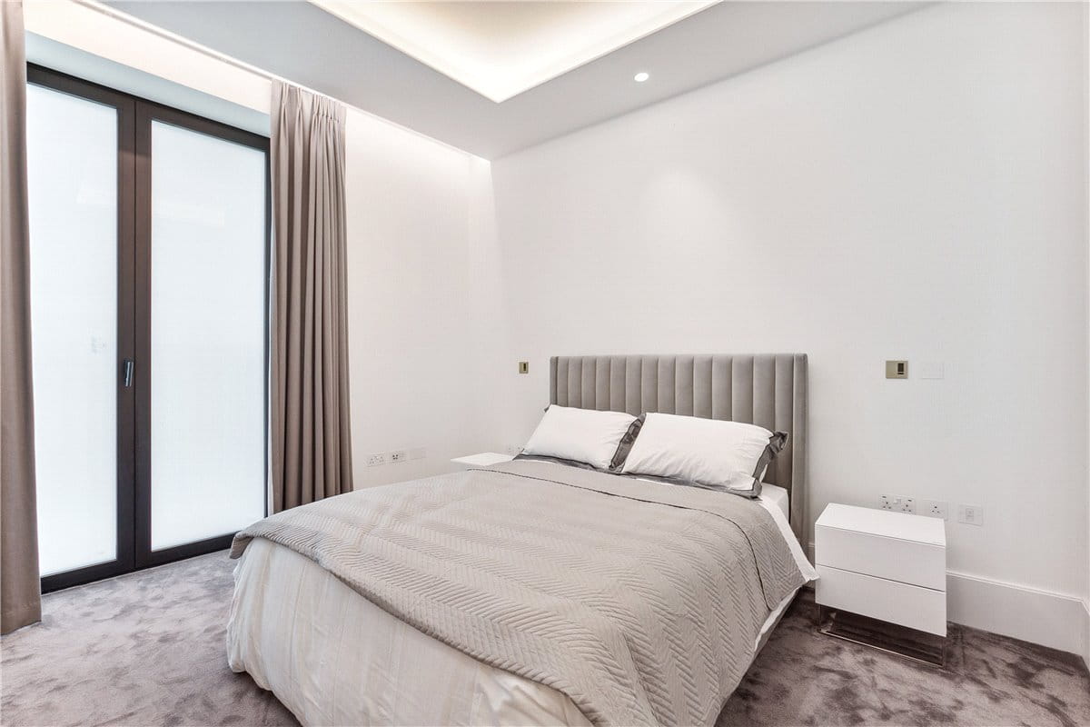 1 bedroom flat, Lancer Square, London W8 - Available