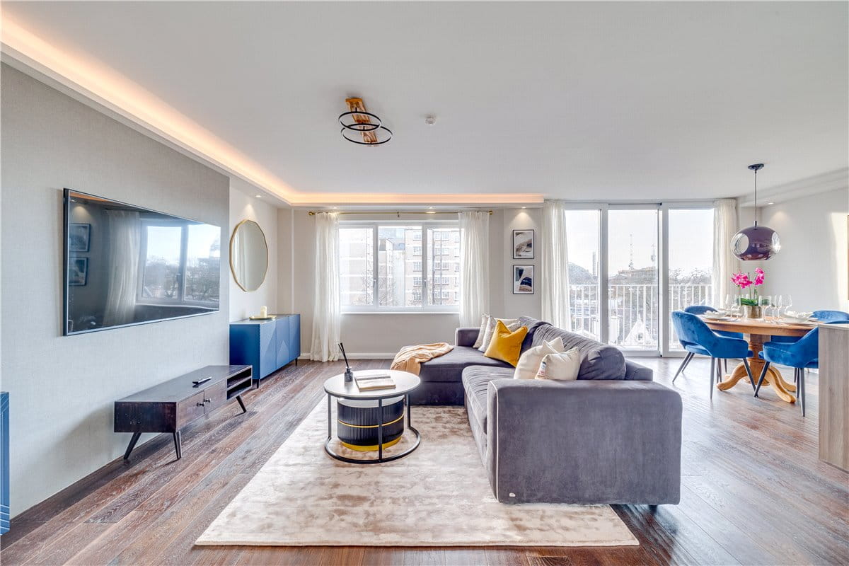 3 bedroom flat, St. Mary Abbots Terrace, Kensington W14 - Available