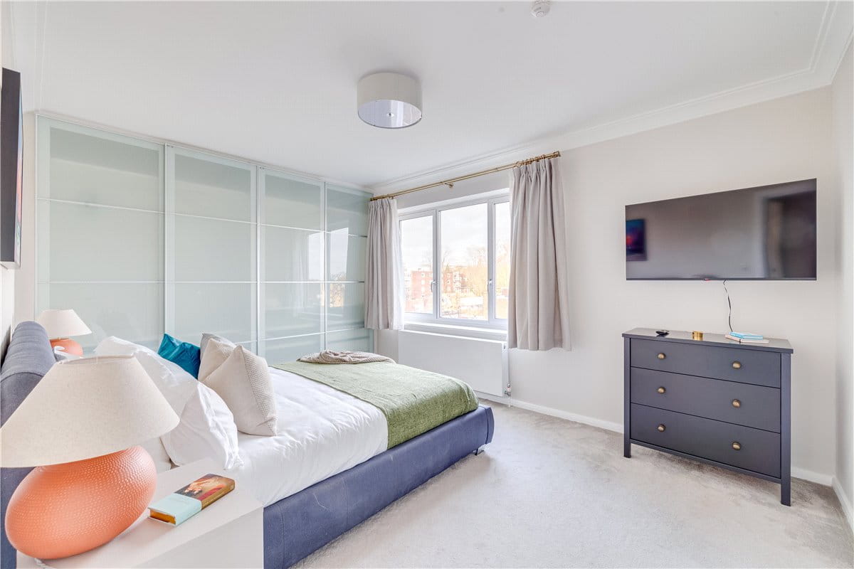 3 bedroom flat, St. Mary Abbots Terrace, Kensington W14 - Available