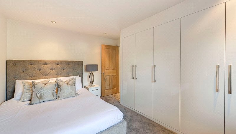 2 bedroom flat, Fulham Road, Chelsea SW3 - Available