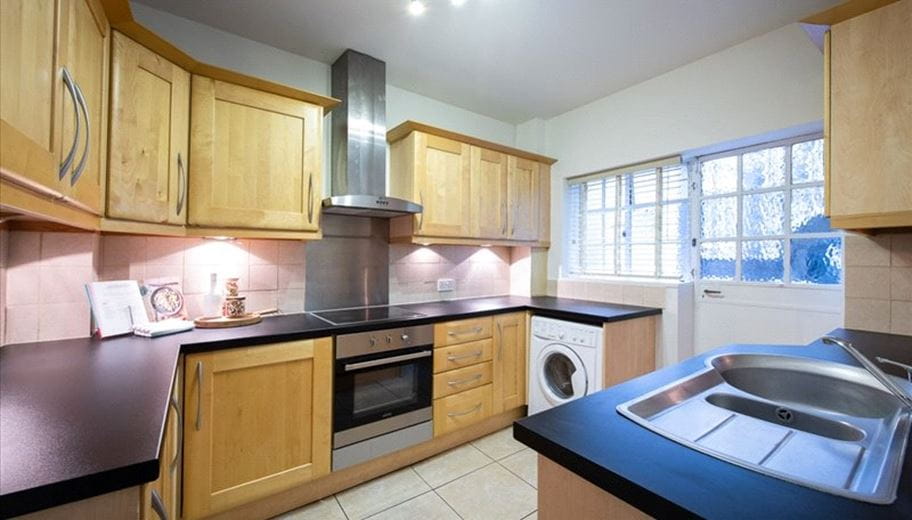 2 bedroom flat, Fulham Road, Chelsea SW3 - Available